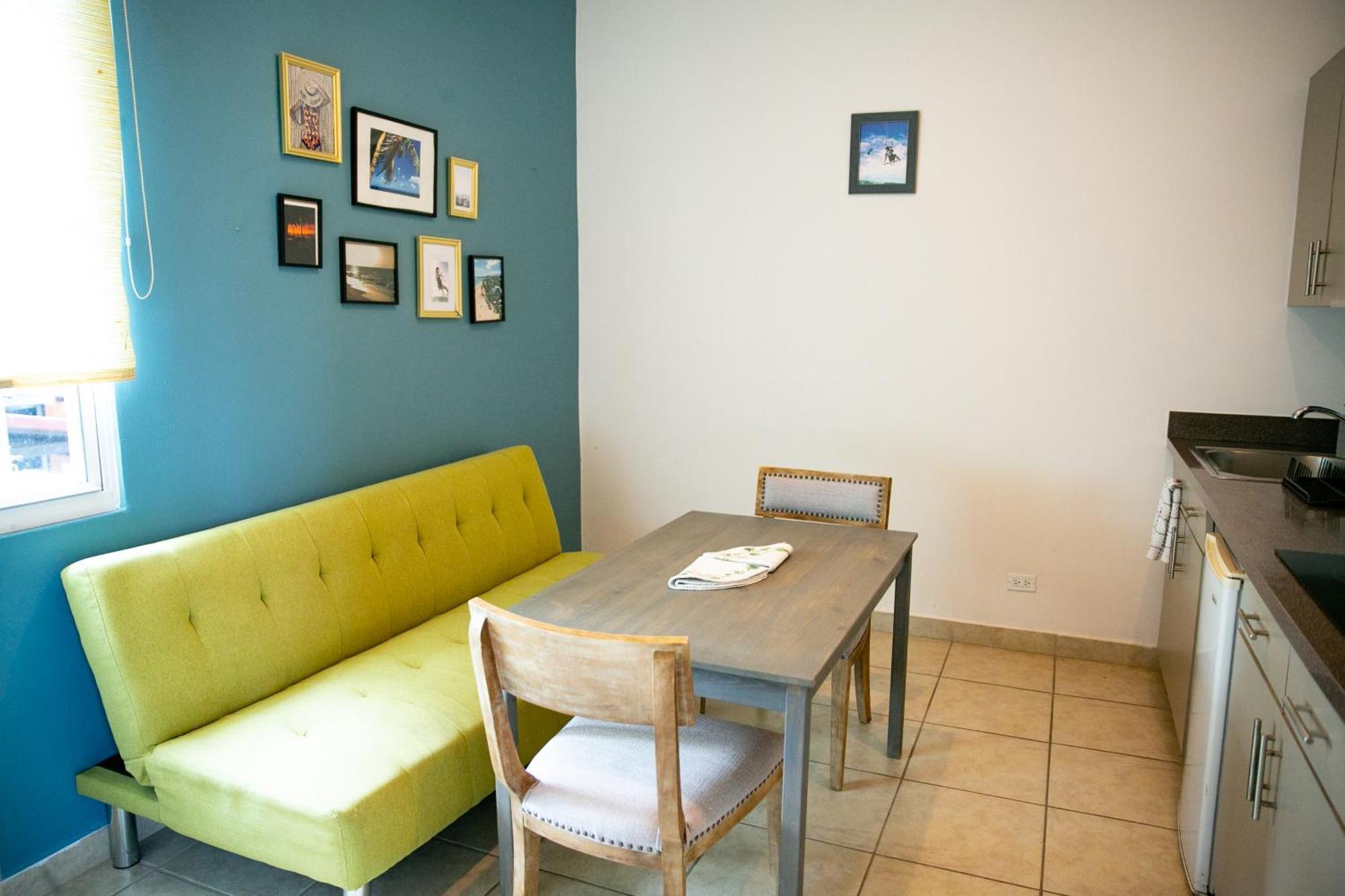 Numero Uno Beach Apartments Сан Хуан Екстериор снимка